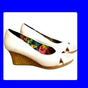 DEXFLEX COMFORT CREAM COLOUR OPEN TOE WEDGES HEELS IN SIZE8.5